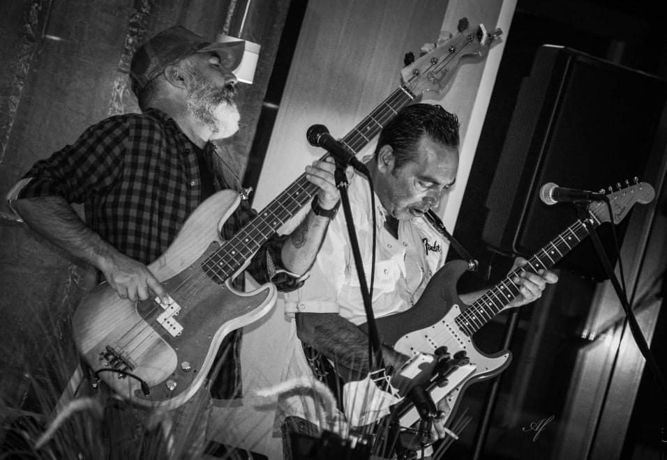 Monk Blues Band tocando entre el público